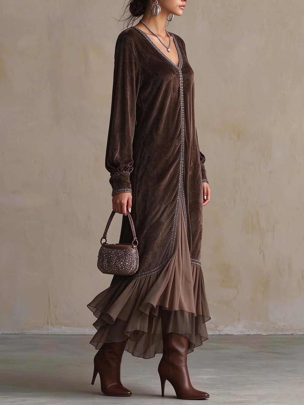 Teresa | Vestido midi acampanado de ante sintético con escote en V y detalle de acabado