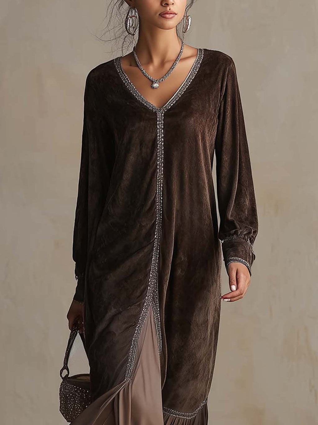 Teresa | Vestido midi acampanado de ante sintético con escote en V y detalle de acabado