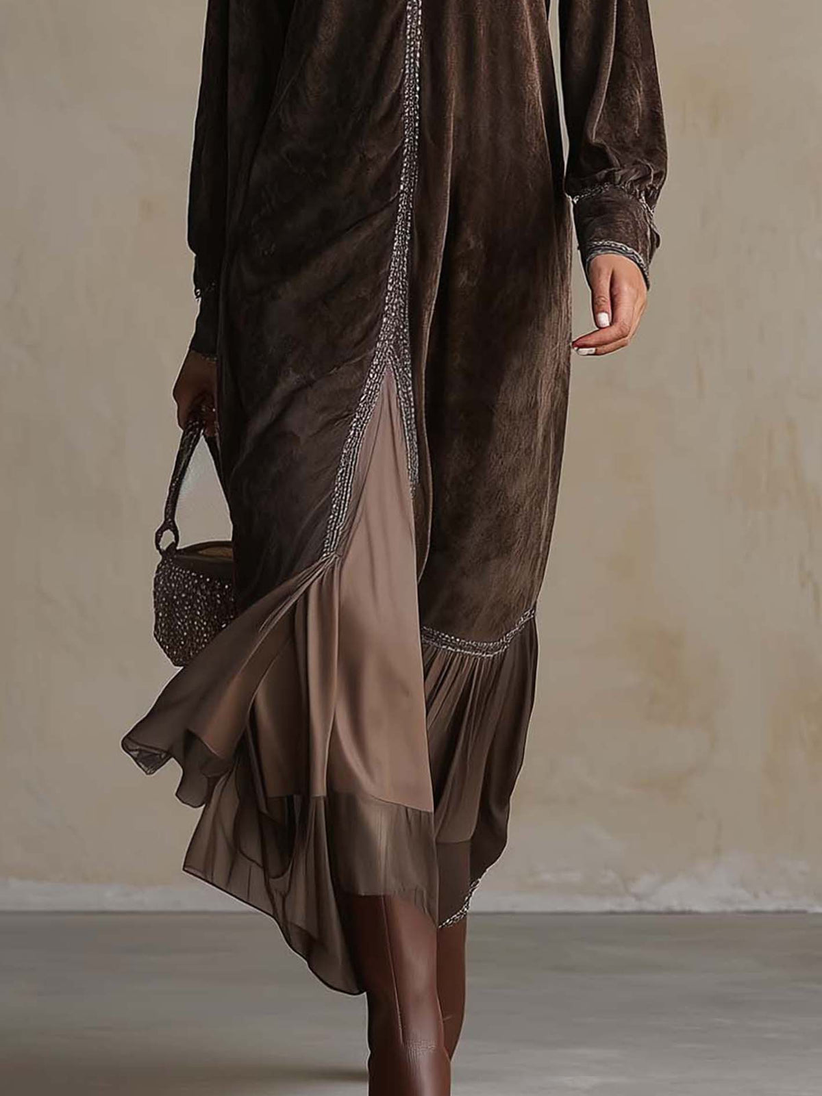 Teresa | Vestido midi acampanado de ante sintético con escote en V y detalle de acabado