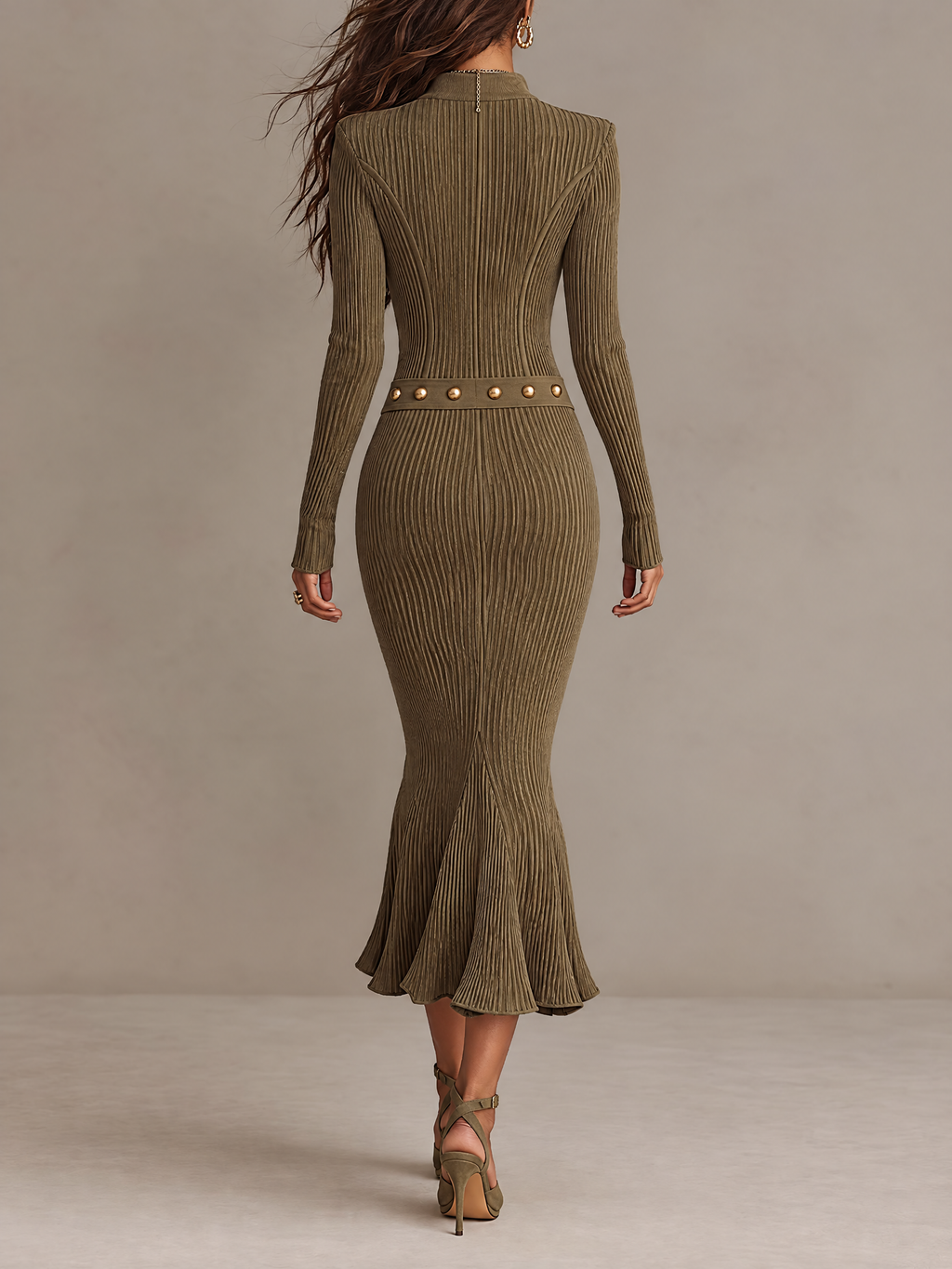 Marta | Vestido midi de punto acanalado con cremallera, bajo en forma de cola de sirena y cinturón con tachuelas