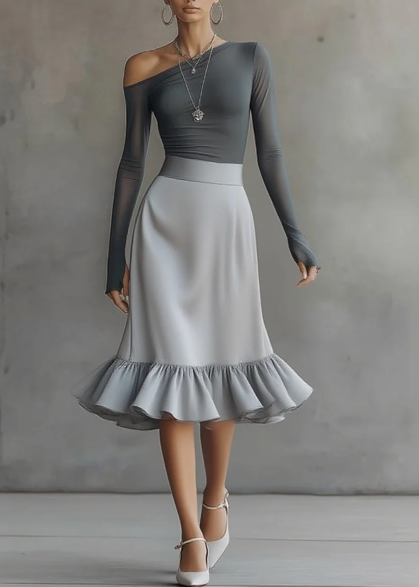 Conjunto compuesto por un vestido midi gris con top de hombros al aire, manga larga y bajo con volantes