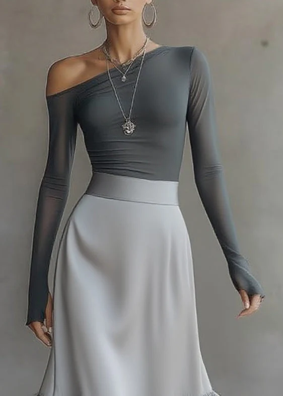 Conjunto compuesto por un vestido midi gris con top de hombros al aire, manga larga y bajo con volantes