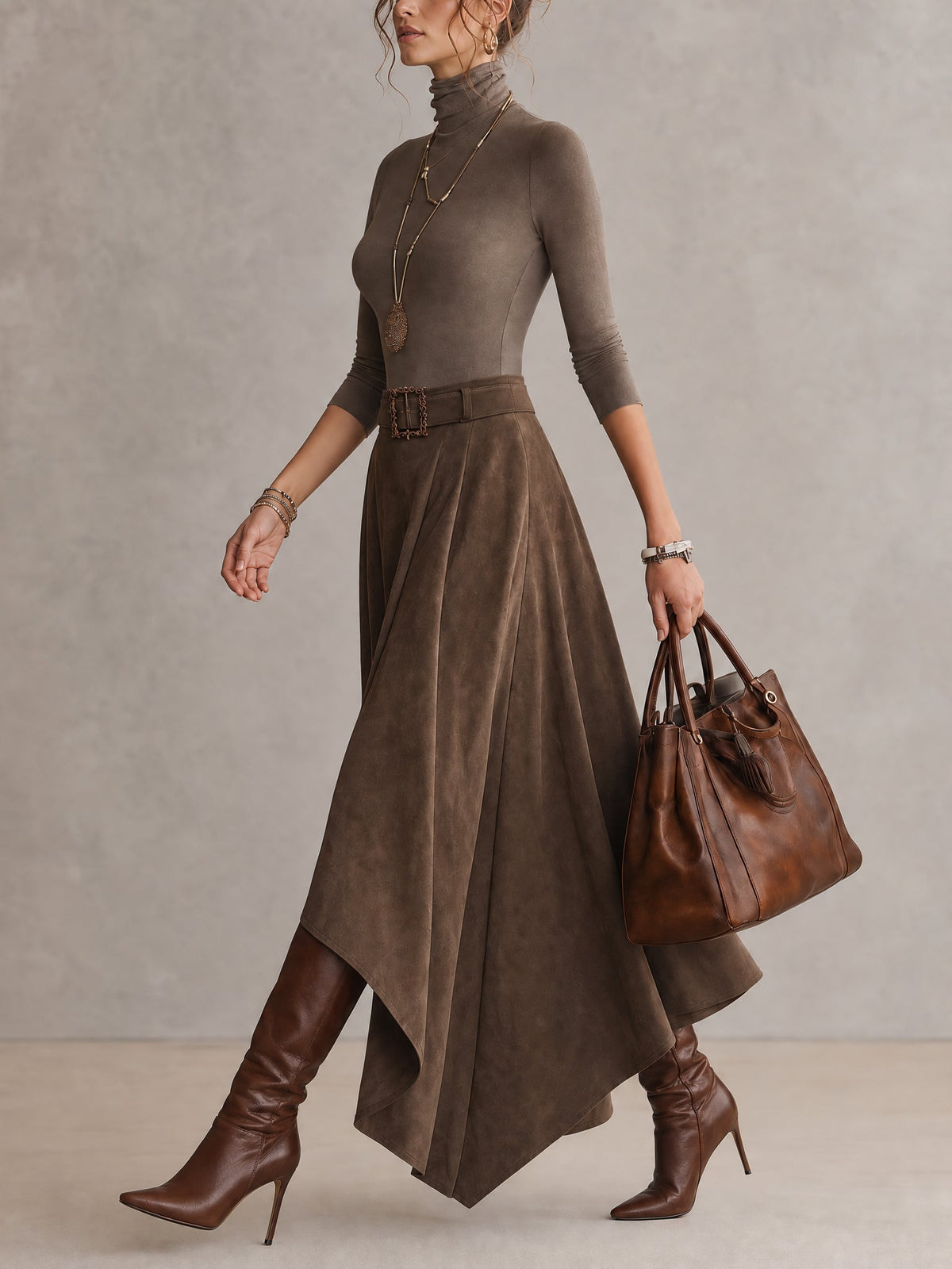 Amparo | Conjunto de color topo, de punto, con cuello alto y falda asimétrica con efecto ante