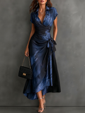 Vestido midi cruzado con estampado abstracto azul, cuello en V, manga corta, cintura para atar y bajo asimétrico con volantes