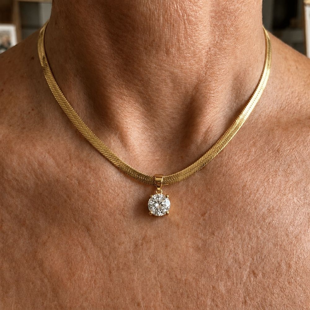 Collar de oro con elegante colgante de strass