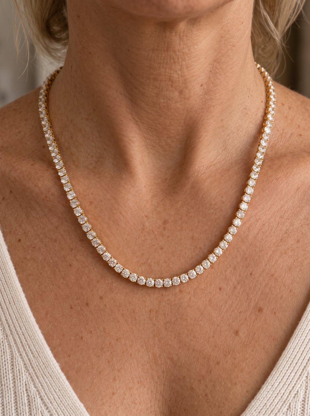 Collar de oro con motivo de tenis