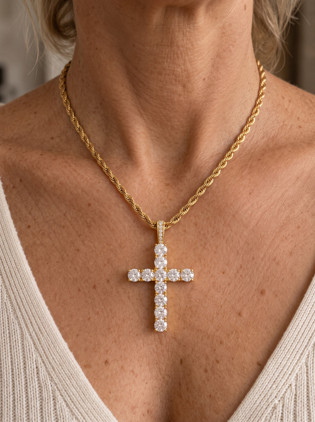 Collar clásico con cruz de diamantes