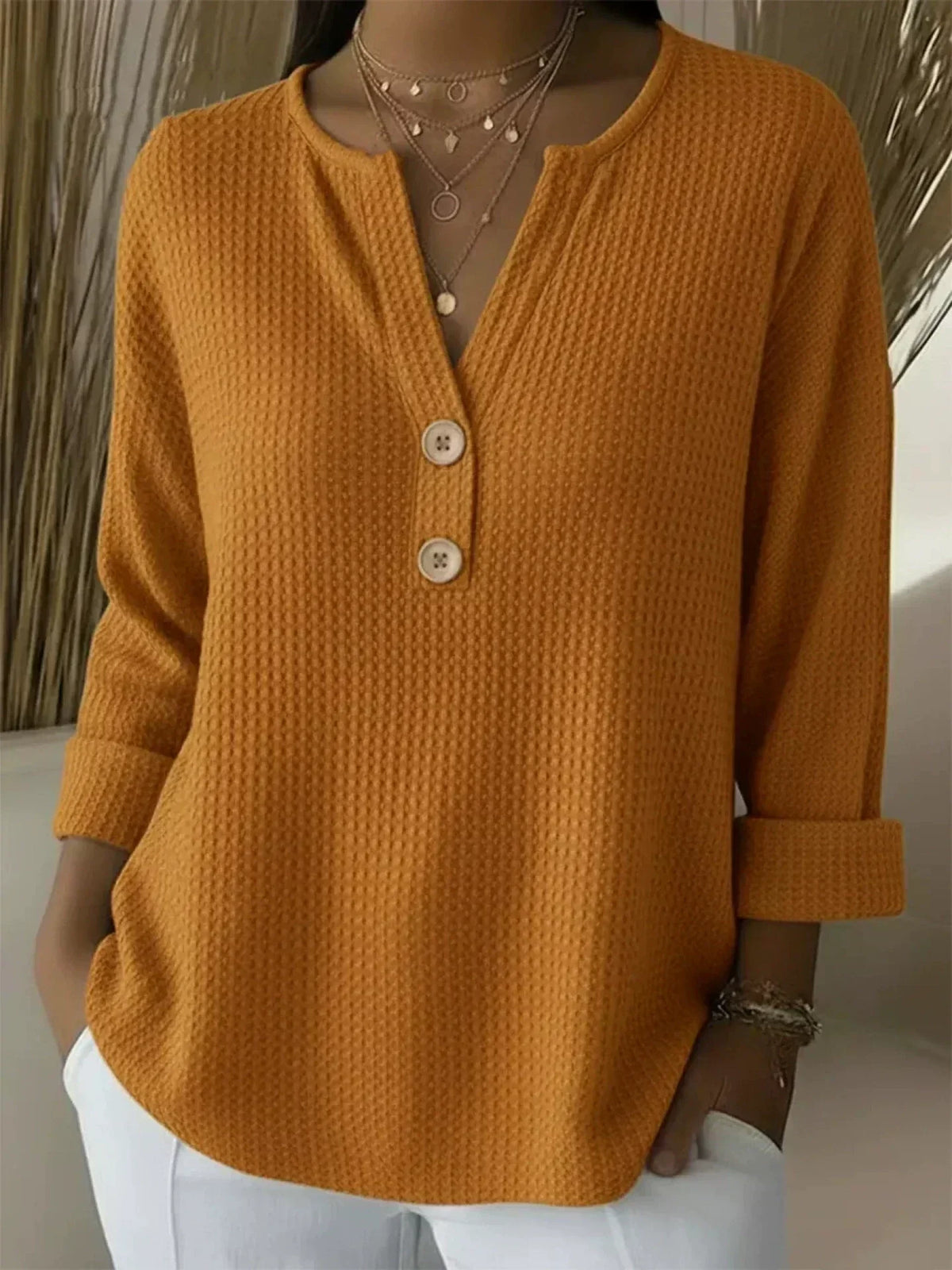 Lucia | Camiseta Henley con relieve y botones