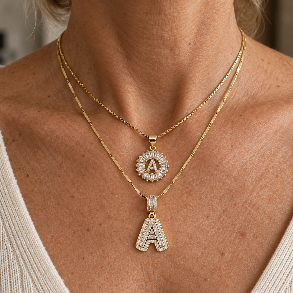 Conjunto de collar con inicial en letras engastadas