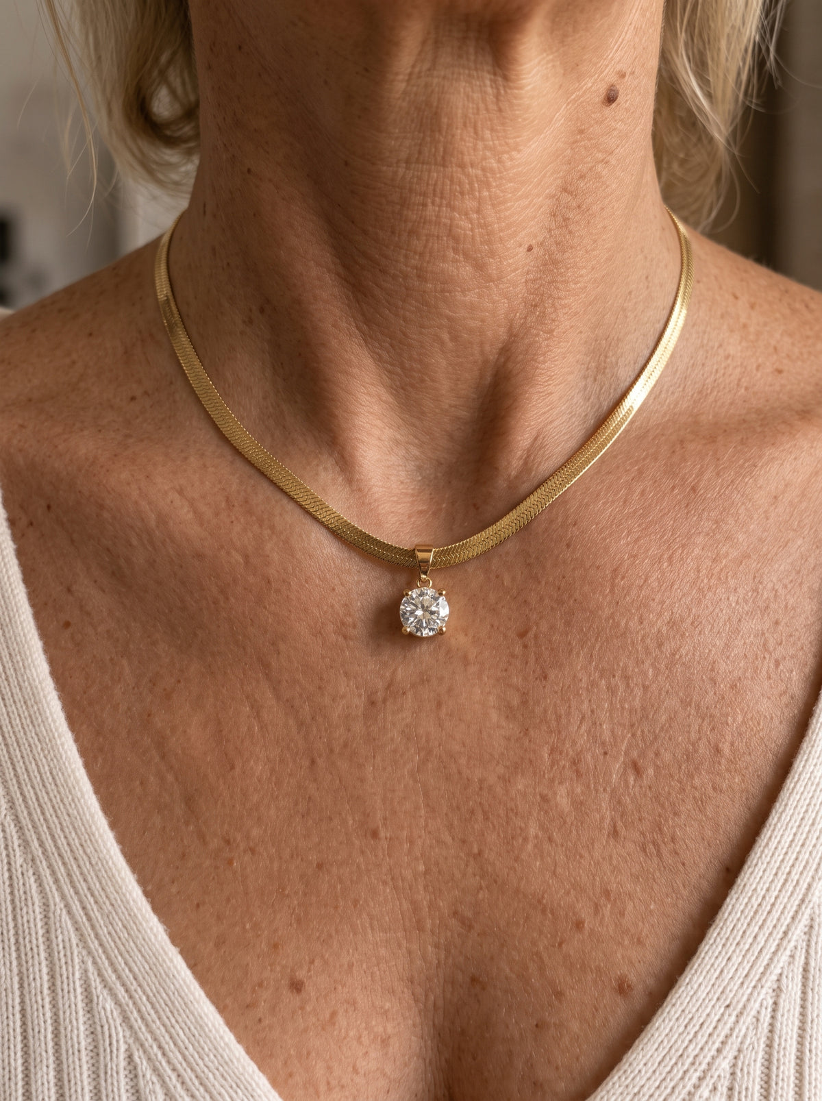 Collar de oro con elegante colgante de strass