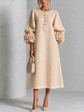 Vestido midi beige con estampado floral, botones y mangas con motivos florales extravagantes