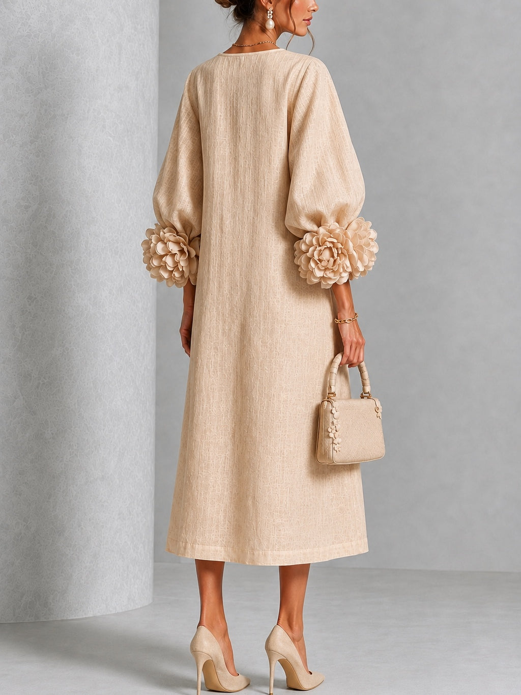 Vestido midi beige con estampado floral, botones y mangas con motivos florales extravagantes