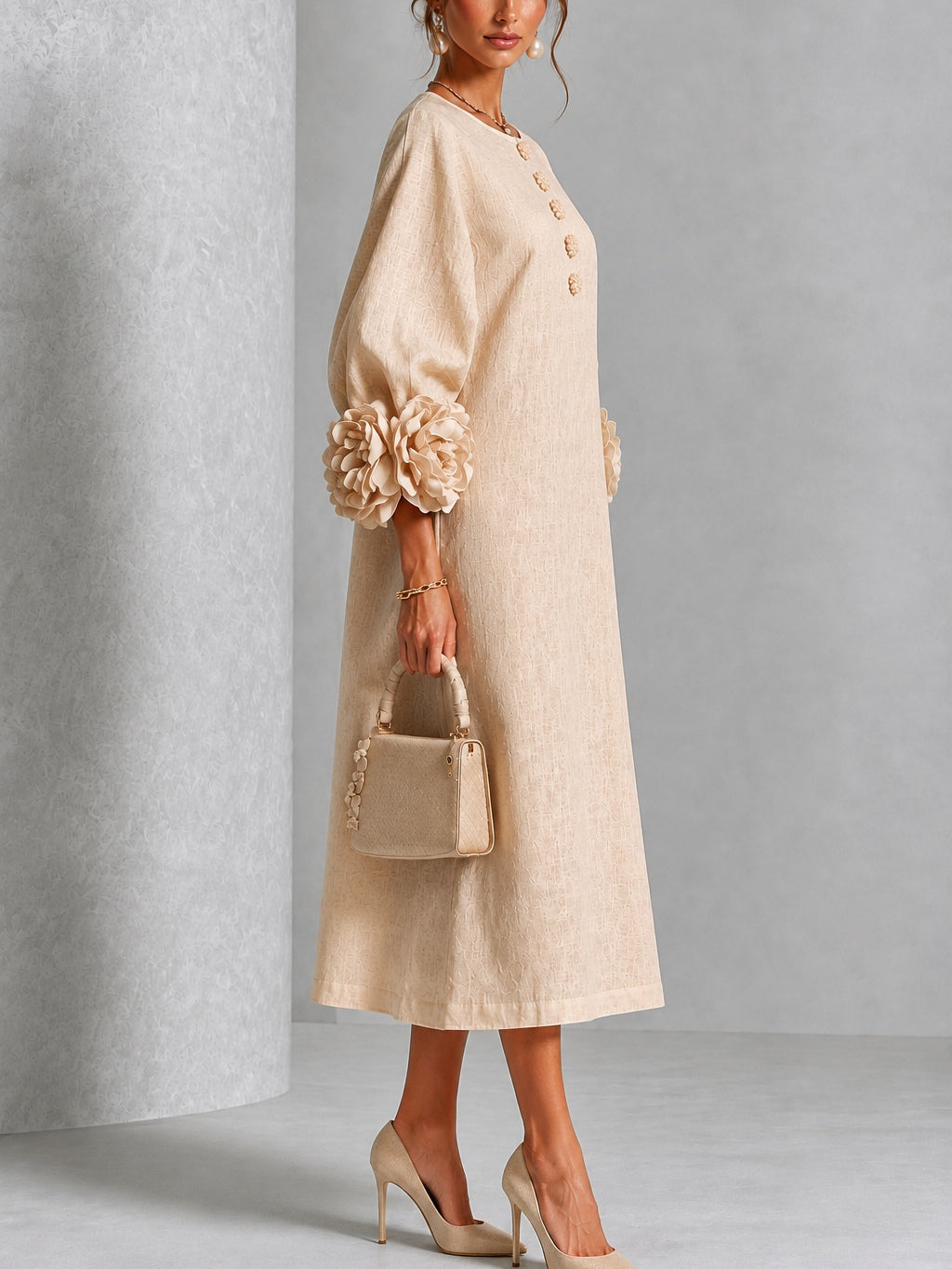 Vestido midi beige con estampado floral, botones y mangas con motivos florales extravagantes