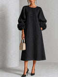Vestido midi negro con estampado floral, botones y mangas con motivos florales extravagantes