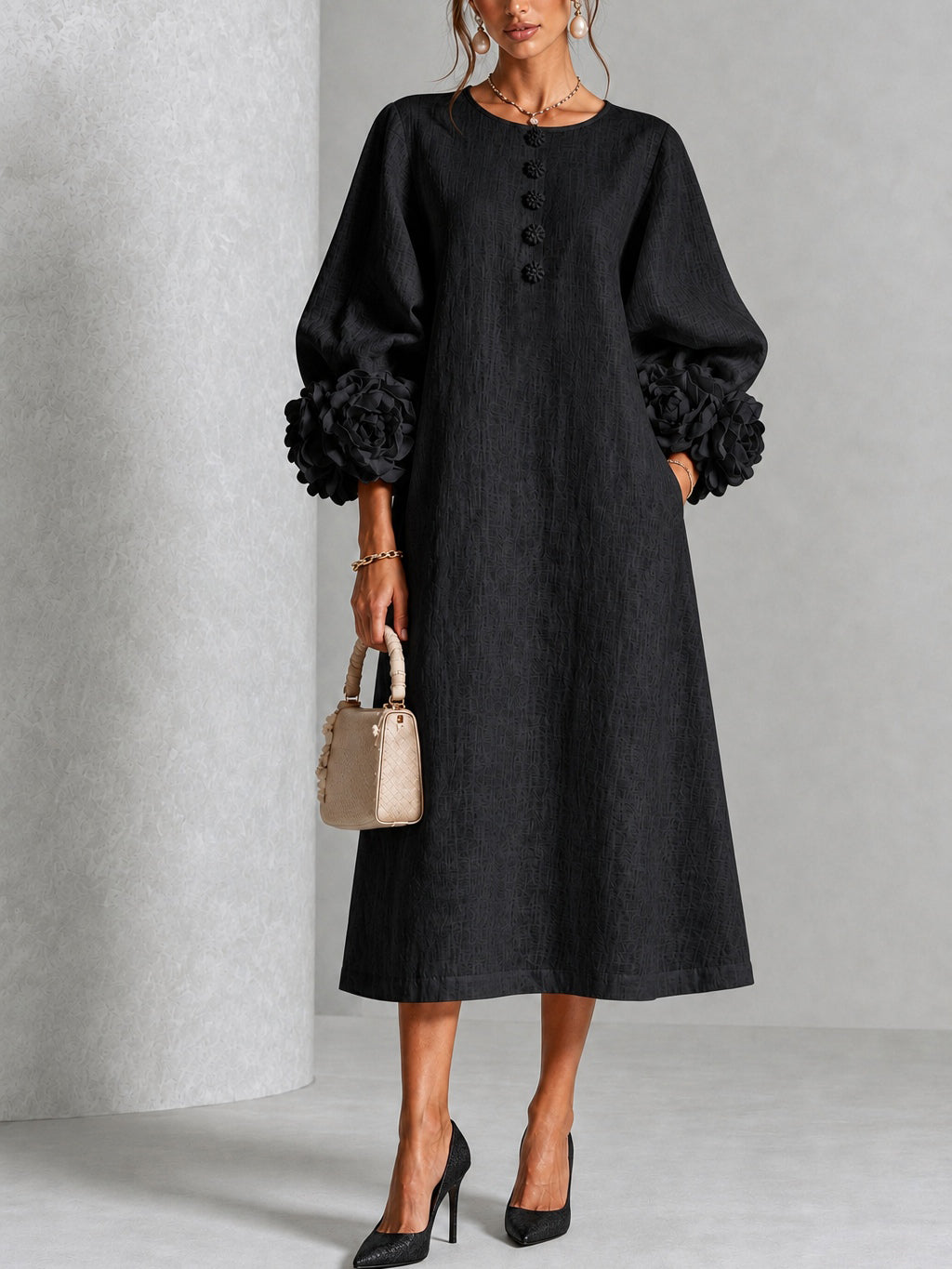 Vestido midi negro con estampado floral, botones y mangas con motivos florales extravagantes