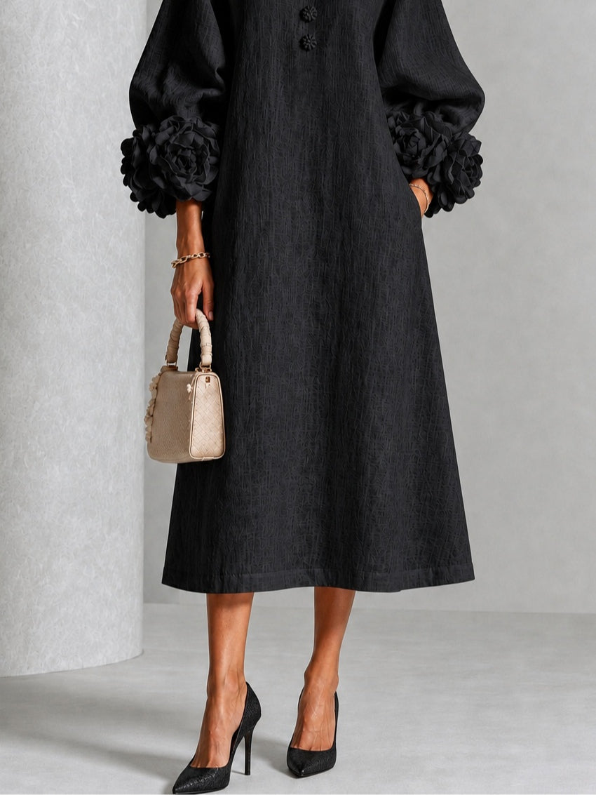 Vestido midi negro con estampado floral, botones y mangas con motivos florales extravagantes