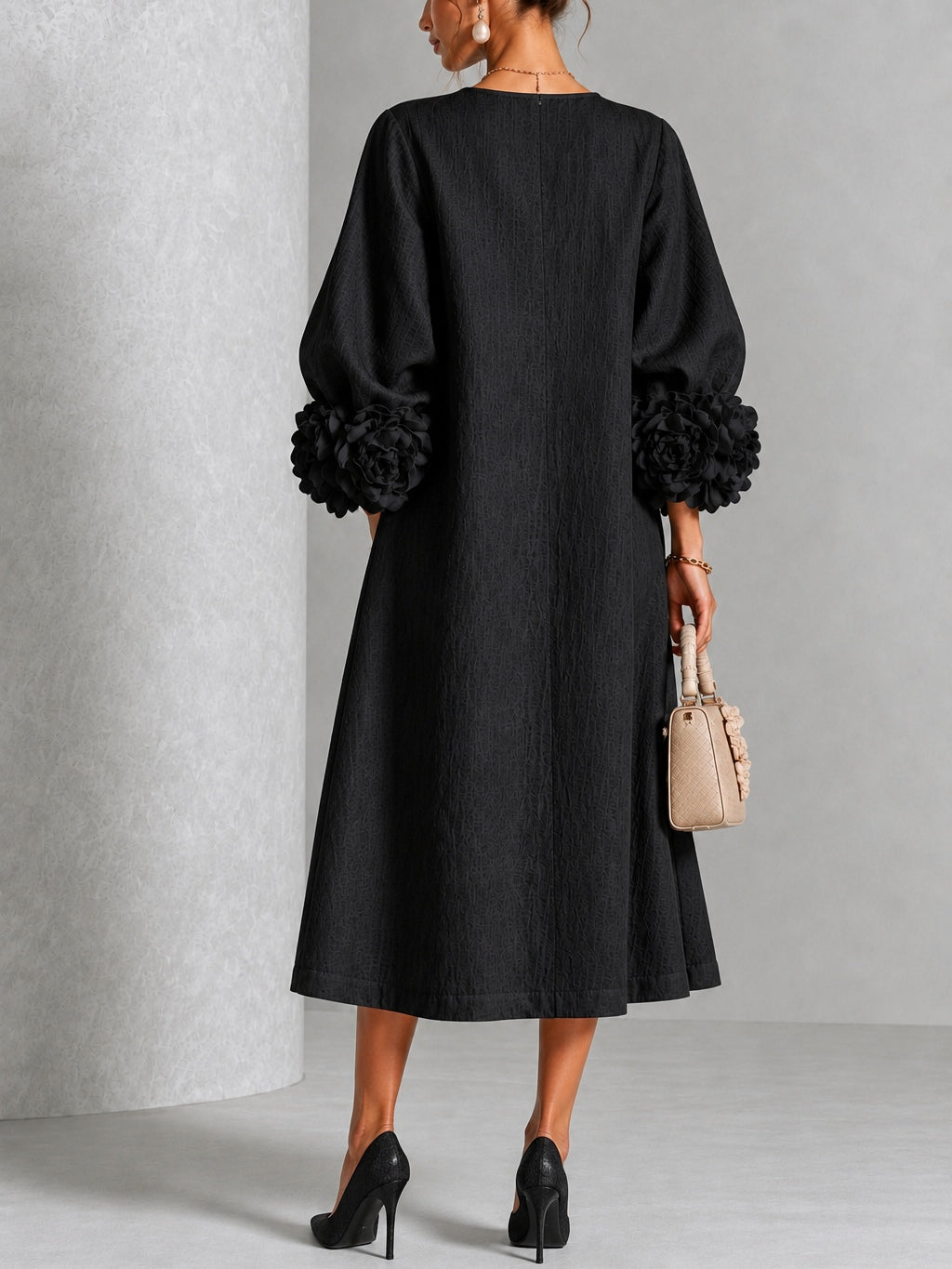 Vestido midi negro con estampado floral, botones y mangas con motivos florales extravagantes