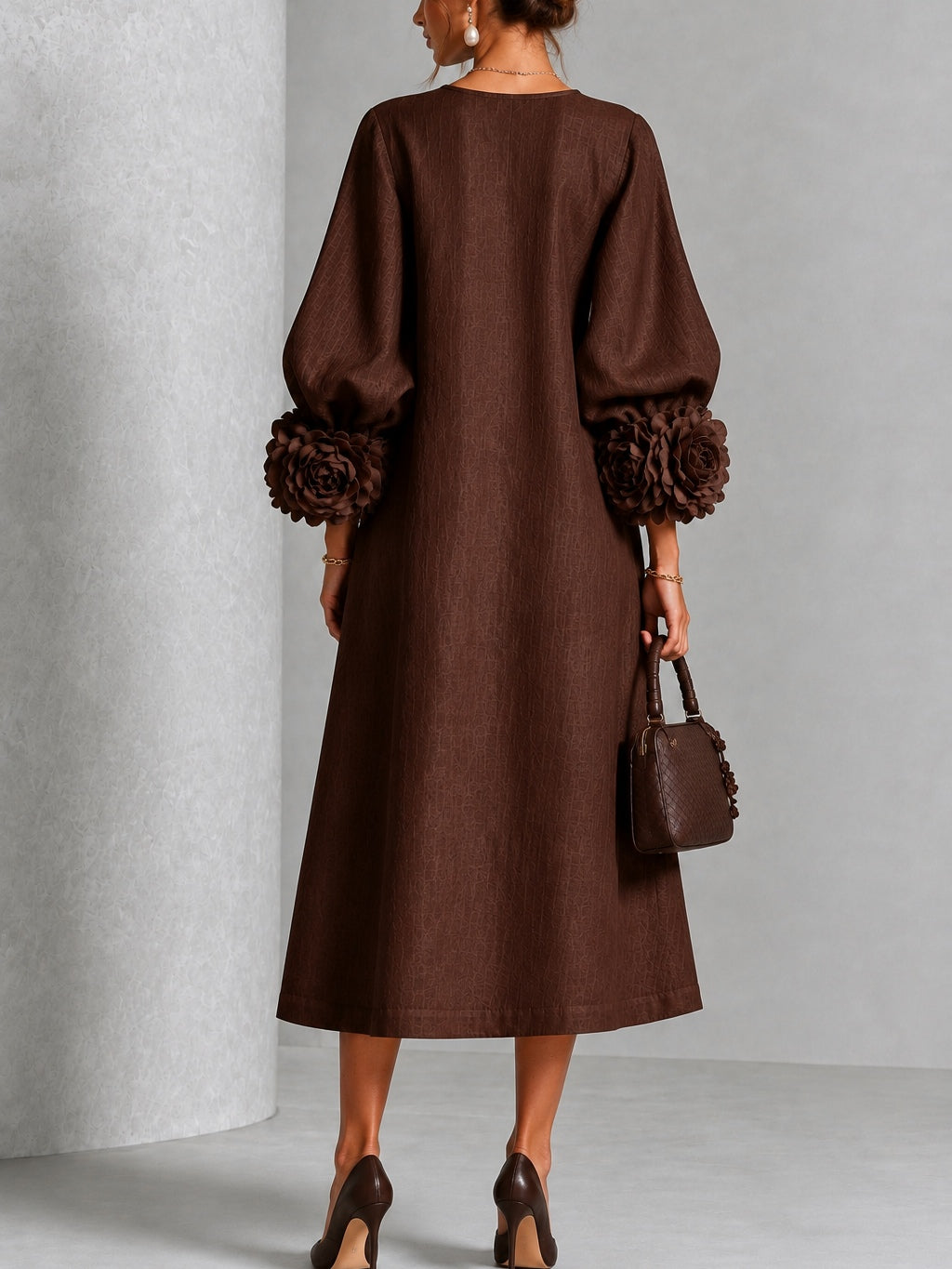 Vestido midi marrón con botones con motivos florales y mangas con motivos florales extravagantes