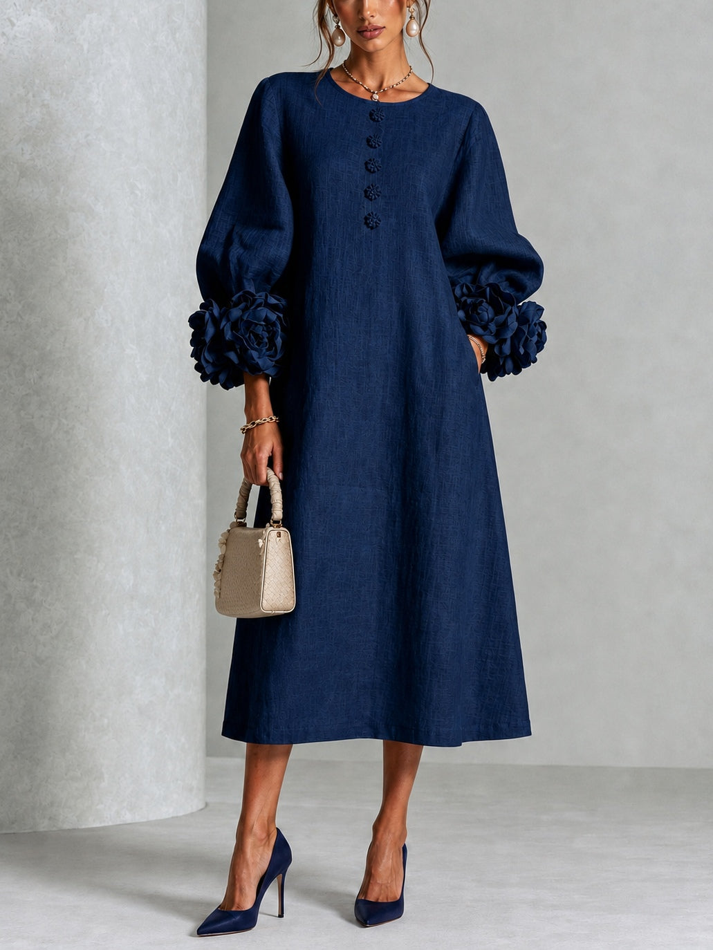 Vestido midi azul marino con botones con motivos florales y mangas con extravagantes motivos florales
