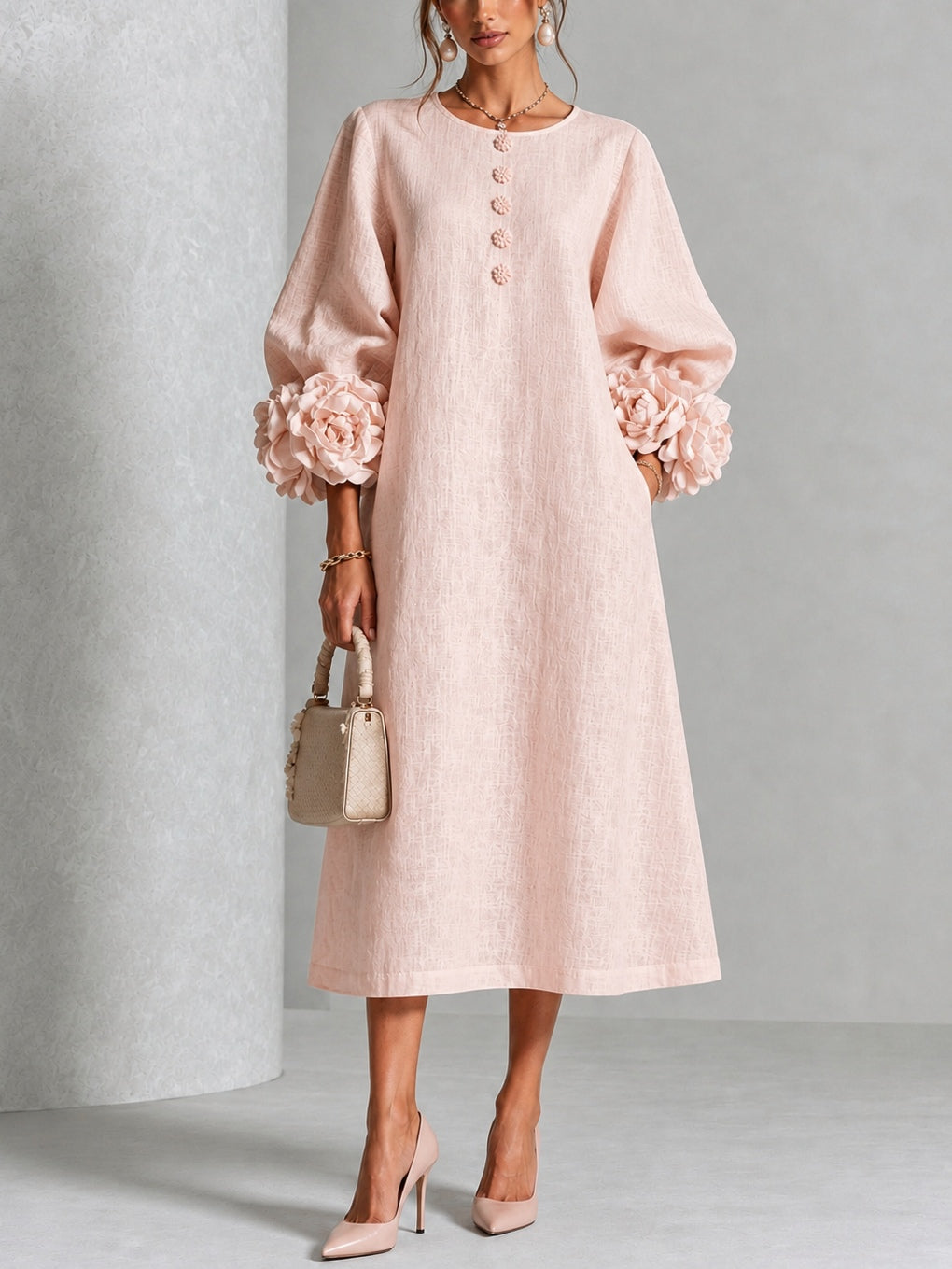 Vestido midi rosa con botones con motivos florales y mangas con motivos florales extravagantes