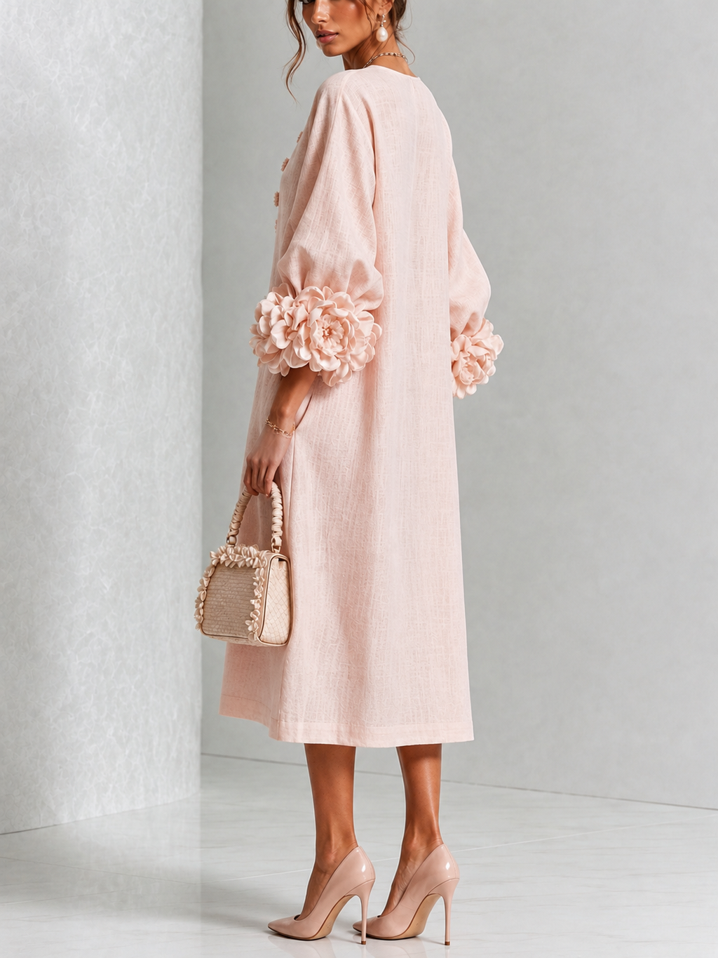 Vestido midi rosa con botones con motivos florales y mangas con motivos florales extravagantes