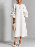 Vestido midi blanco con botones con motivos florales y mangas decoradas