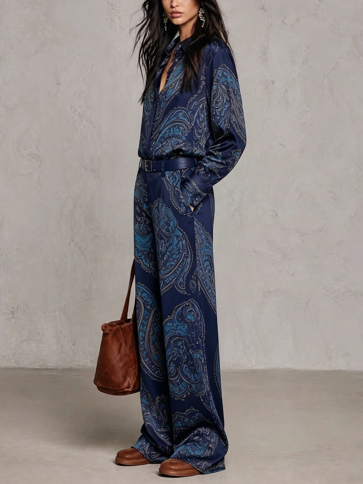 Conjunto compuesto por una camisa de manga larga de satén con estampado de paisley en tonos burdeos y morado, y unos pantalones de pierna ancha