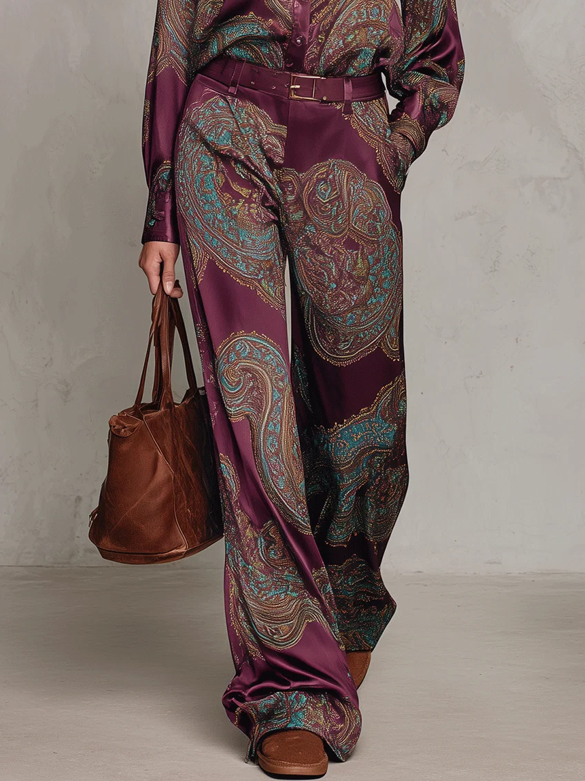 Conjunto compuesto por una camisa de manga larga de satén con estampado de paisley en tonos burdeos y morado, y unos pantalones de pierna ancha
