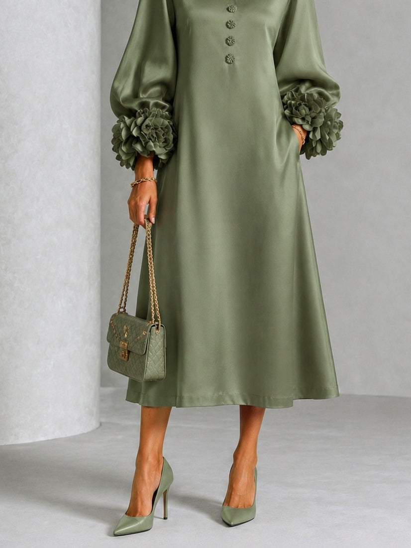 Vestido midi de satén verde salvia con mangas florales de declaración