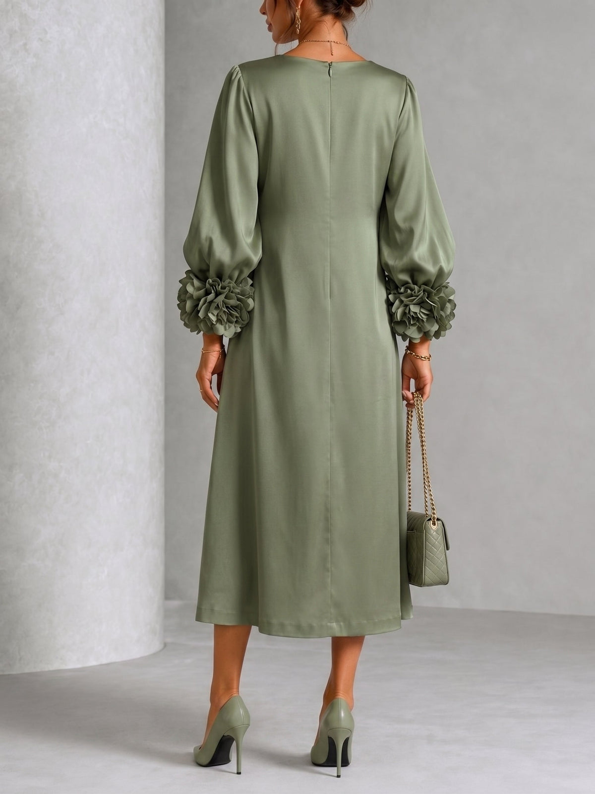 Vestido midi de satén verde salvia con mangas florales de declaración