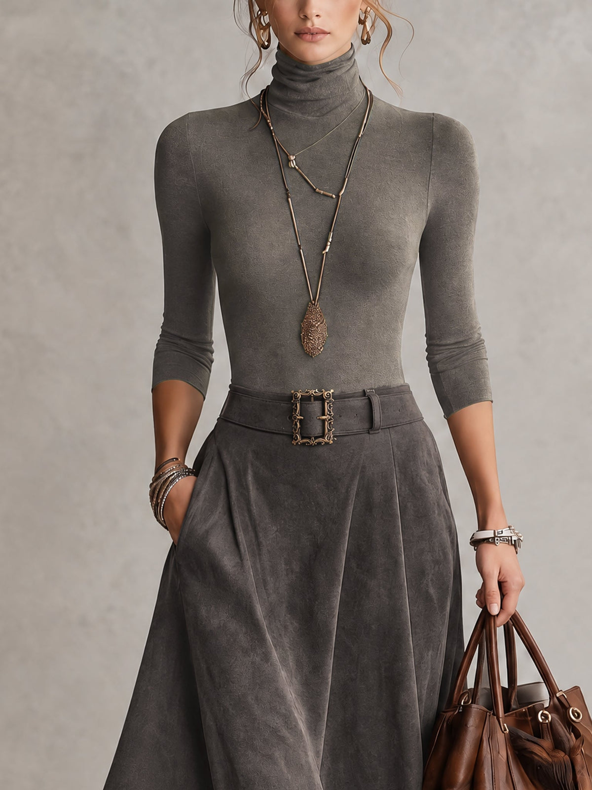 Amparo | Conjunto compuesto por un top gris de cuello alto y una falda midi asimétrica de ante sintético (con cinturó