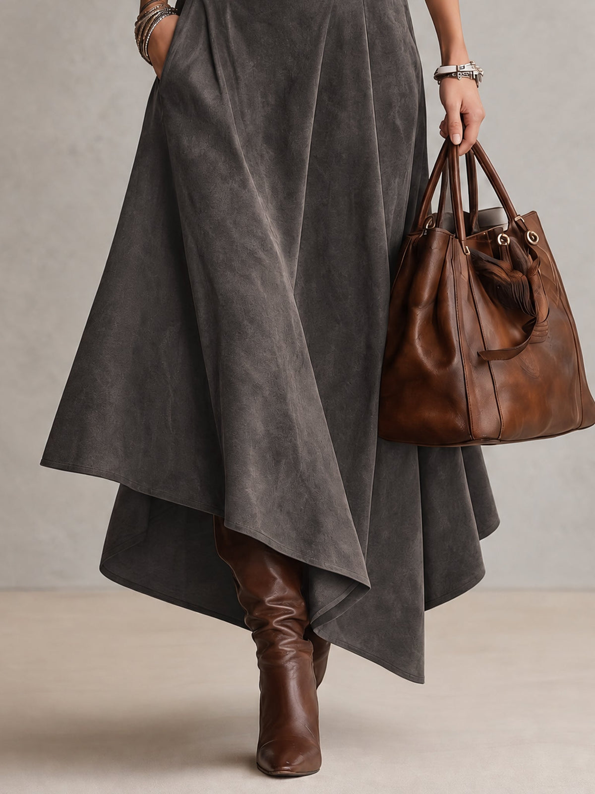 Francisca | Conjunto compuesto por un top gris de cuello alto y una falda midi asimétrica de ante sintético (con cinturón)