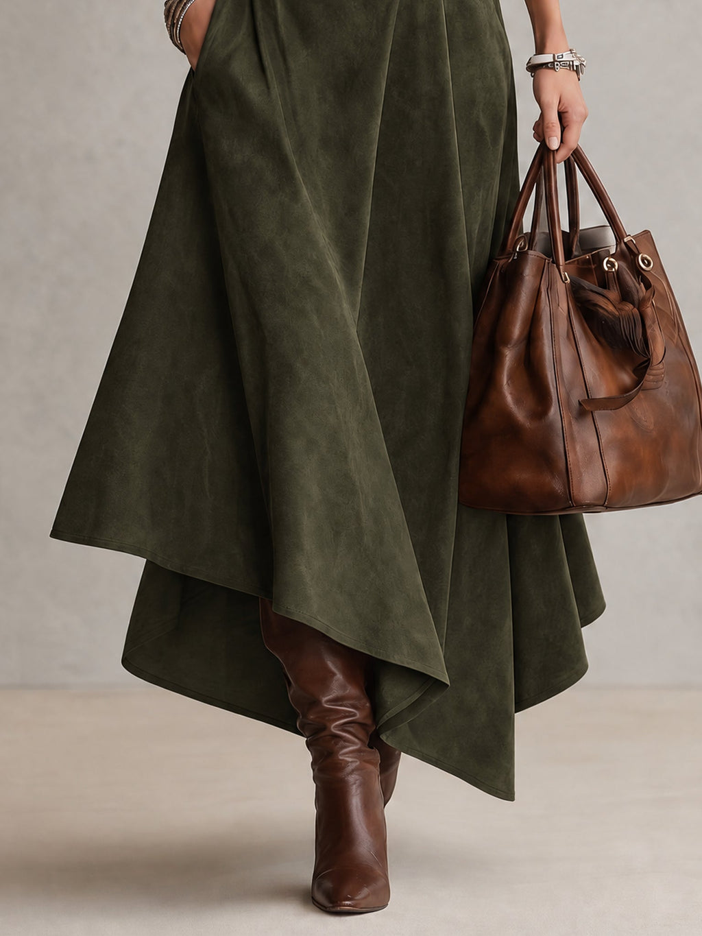 Amparo | Conjunto verde con top de cuello alto y falda midi asimétrica de imitación de ante (con cinturón)