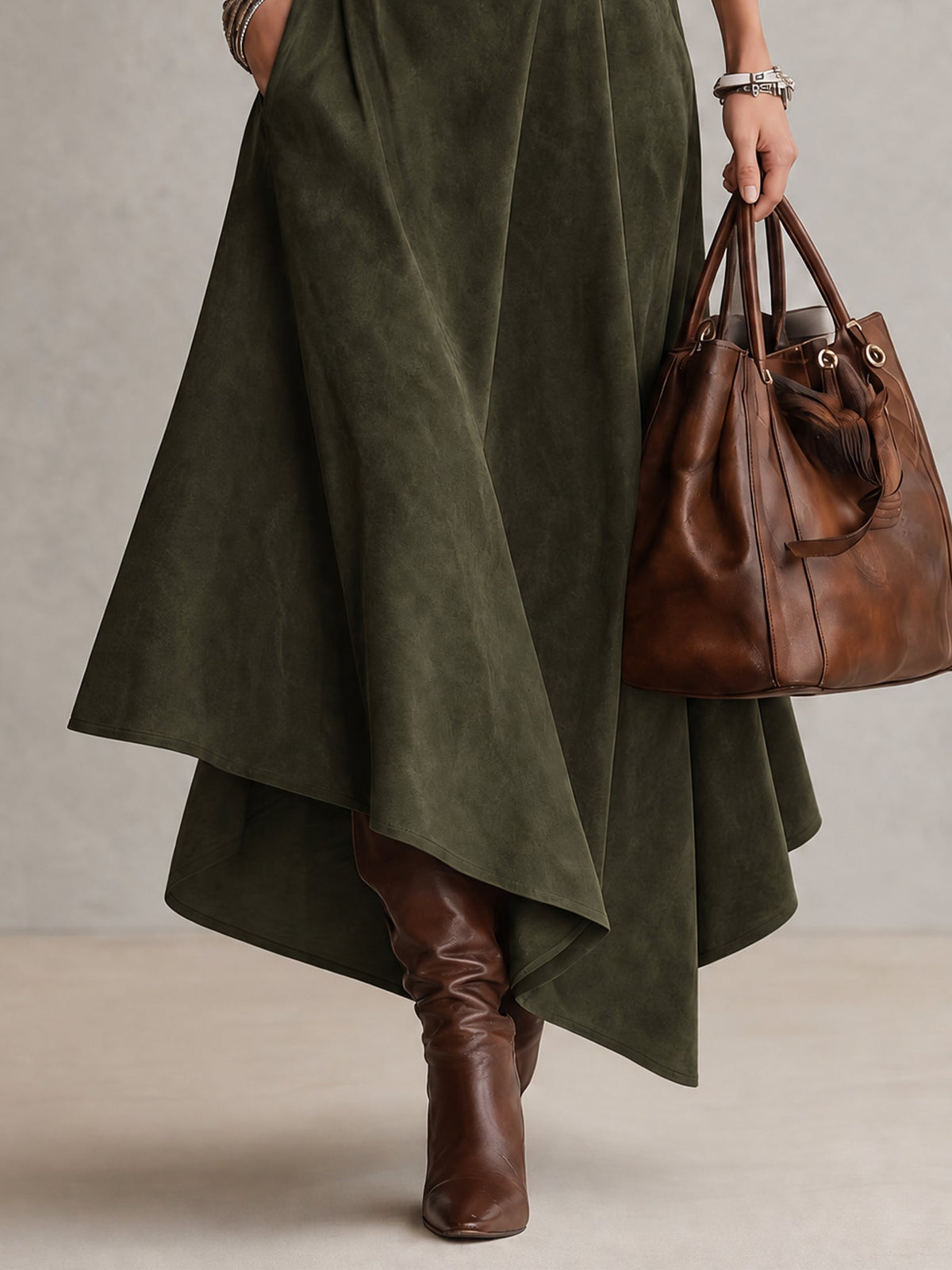 Amparo | Conjunto verde con top de cuello alto y falda midi asimétrica de imitación de ante (con cinturón)