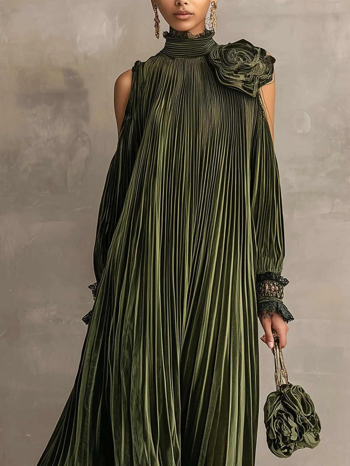 Rosa | Vestido largo plisado de color verde oliva con detalle floral en el hombro
