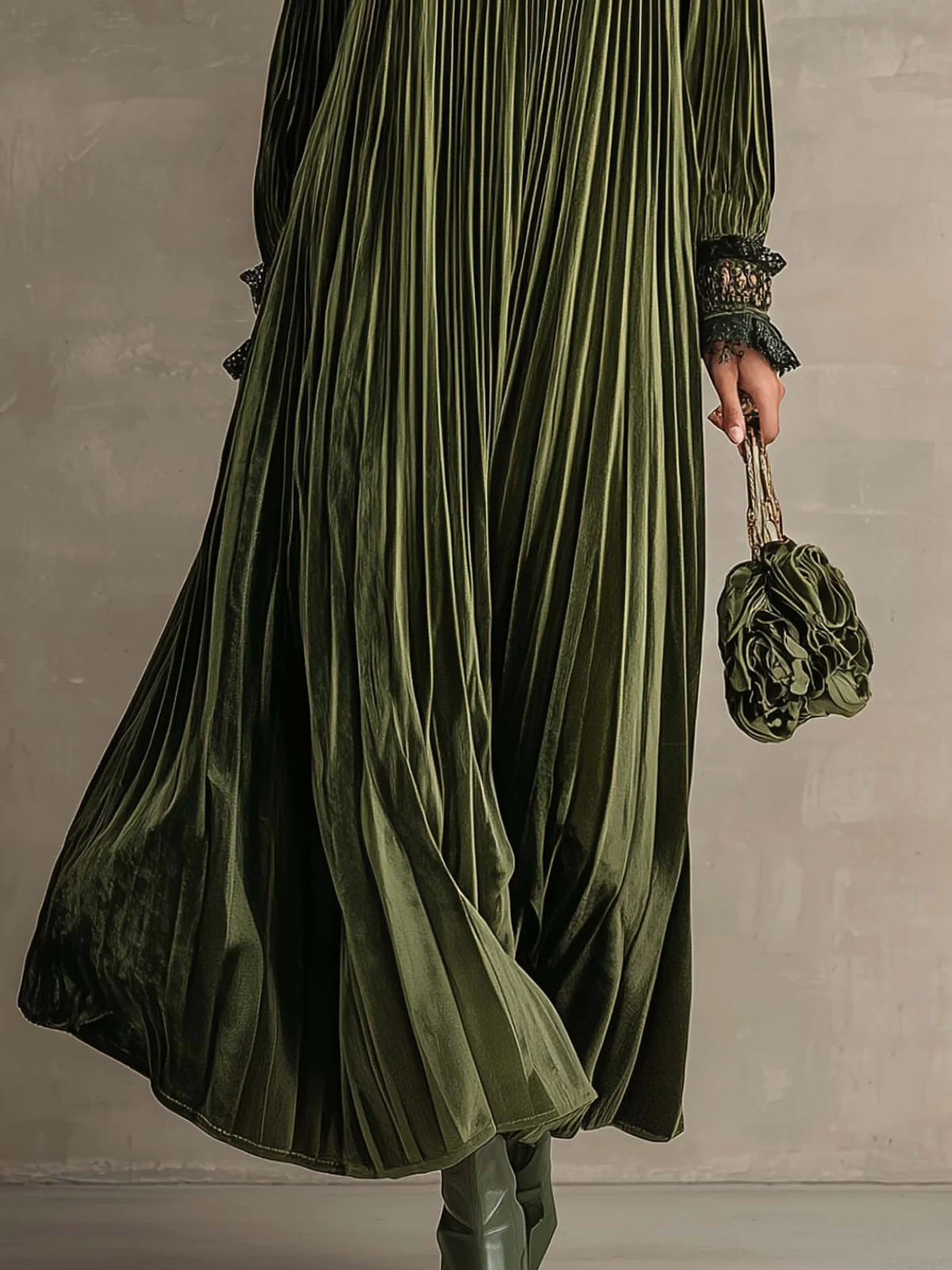Rosa | Vestido largo plisado de color verde oliva con detalle floral en el hombro