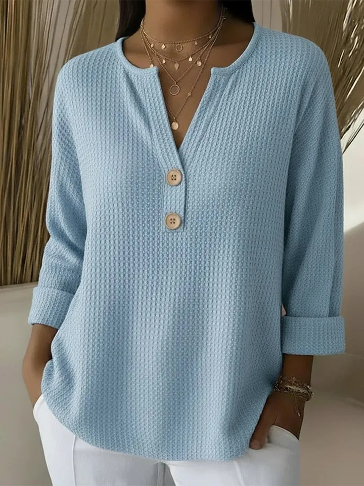 Lucia | Camiseta Henley con relieve y botones