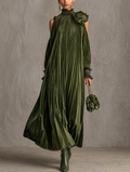 Rosa | Vestido largo plisado de color verde oliva con detalle floral en el hombro