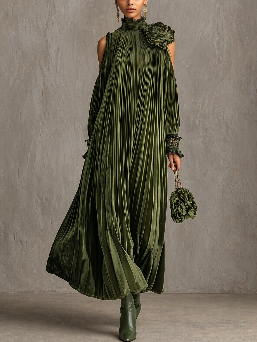 Rosa | Vestido largo plisado de color verde oliva con detalle floral en el hombro