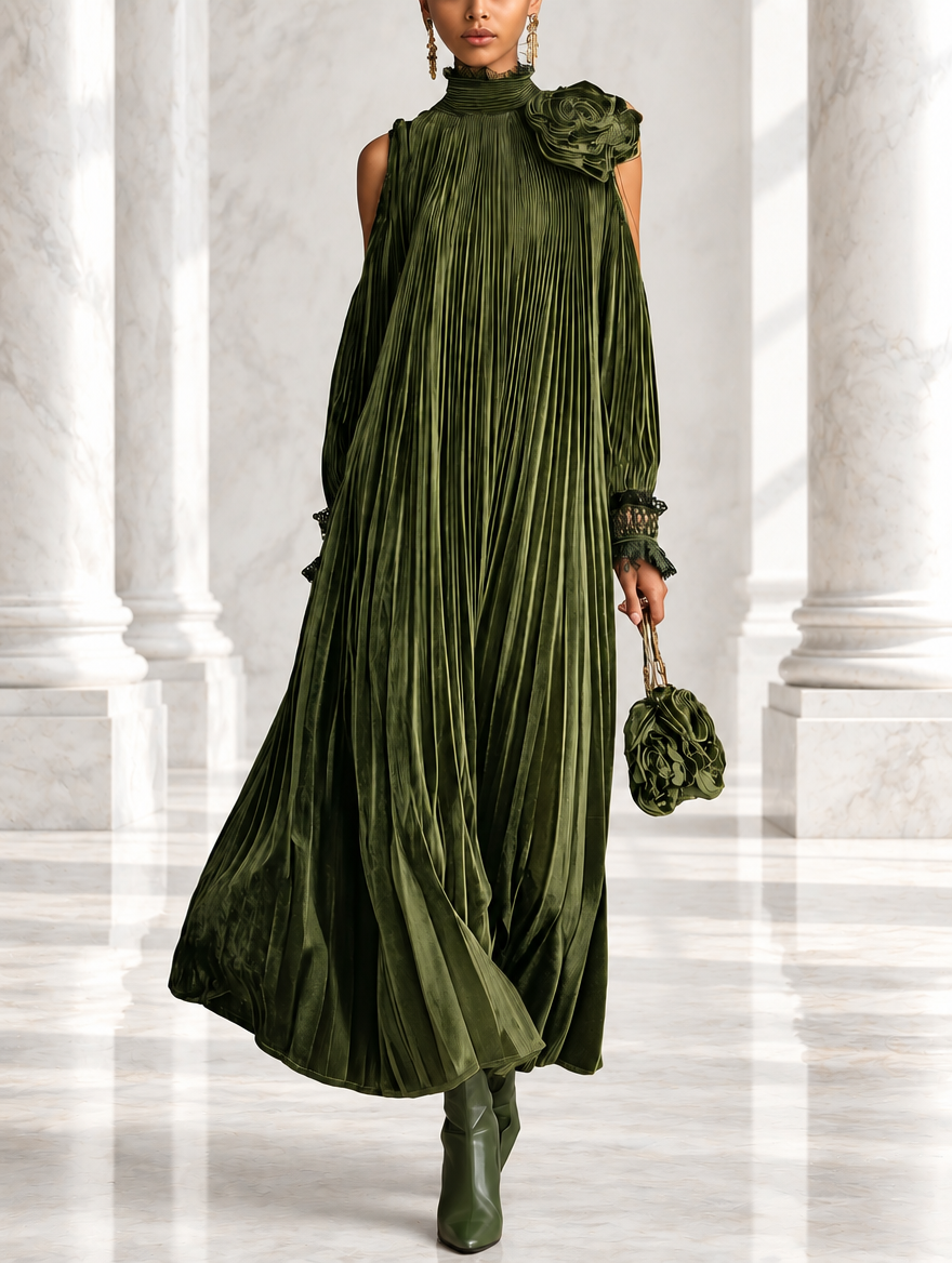 Rosa | Vestido largo plisado de color verde oliva con detalle floral en el hombro