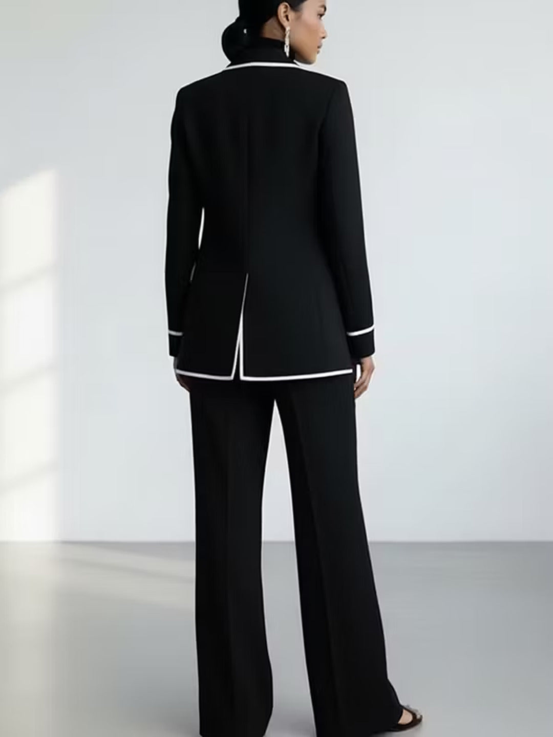 Manuela | Conjunto de chaqueta y pantalón con ribetes en contraste, negro