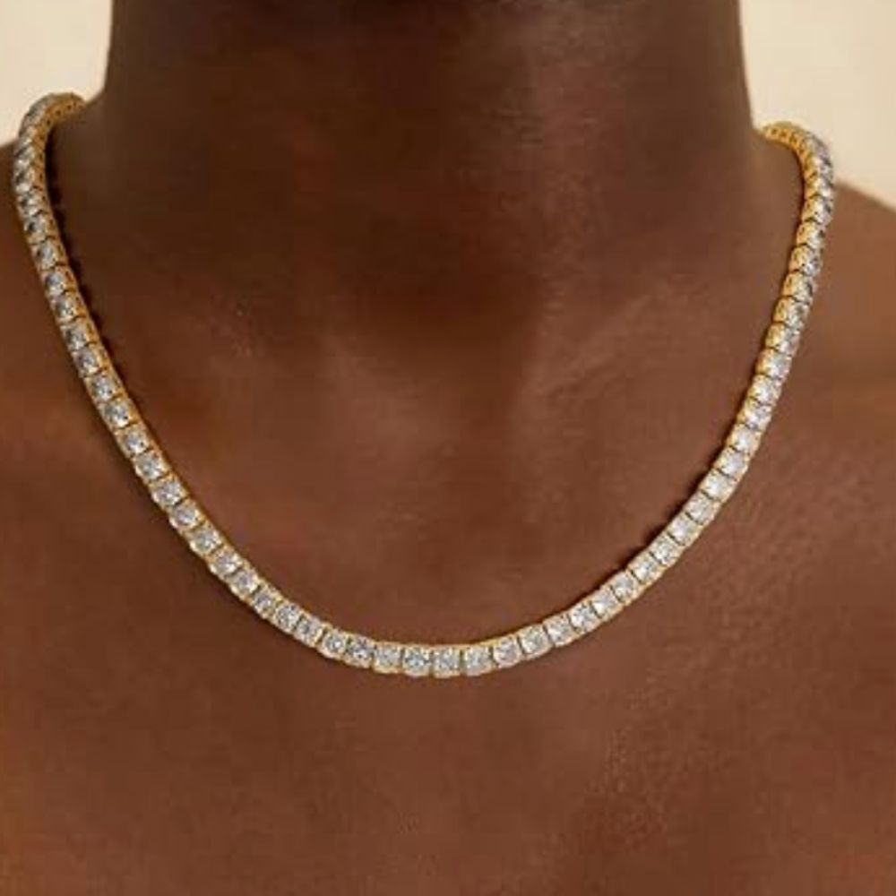 Collar de oro con motivo de tenis