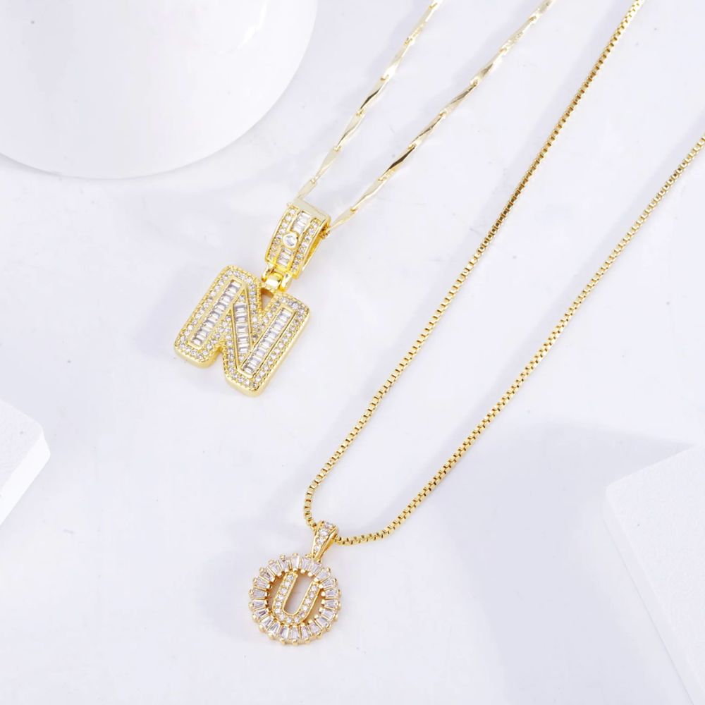 Conjunto de collar con inicial en letras engastadas