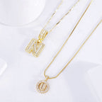 Conjunto de collar con inicial en letras engastadas