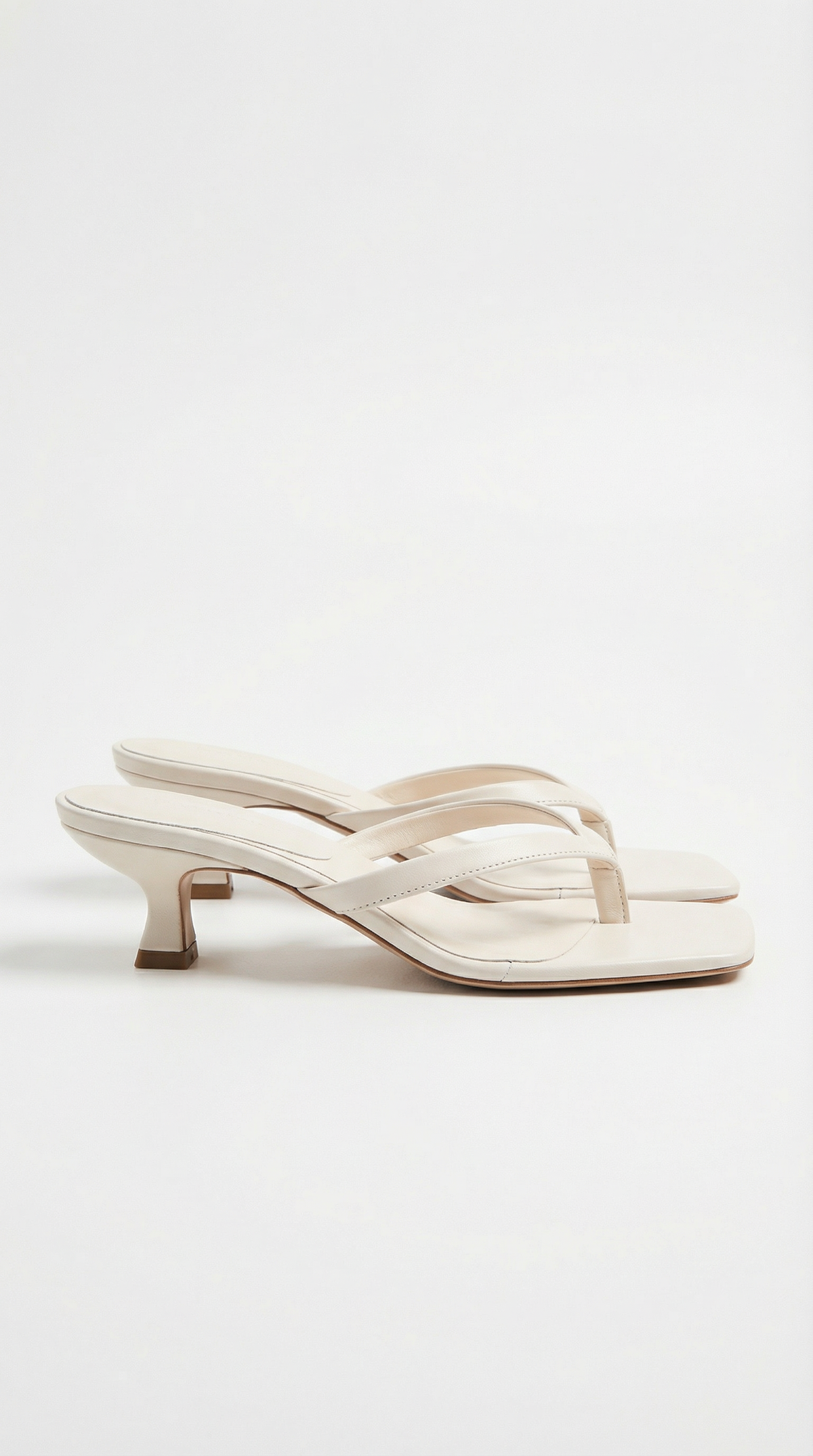 Sandalias de tiras entre los dedos de Jessica con tacón bajo